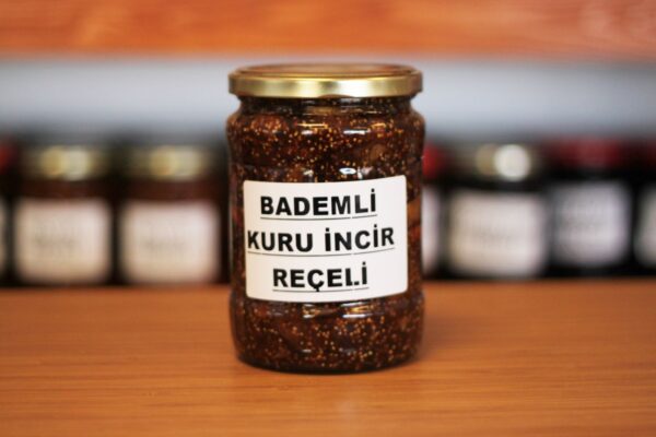Kavanozda Bademli Kuru İncir Reçeli