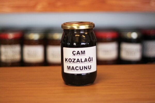 Kavanozda Çam Kozalağı Macunu