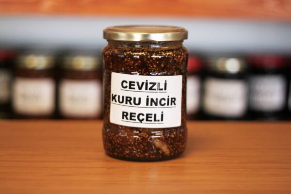 Kavanozda Cevizli Kuru İncir Reçeli