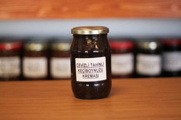 Kavanozda Cevizli Tahinli Keçiboynuzu Kreması