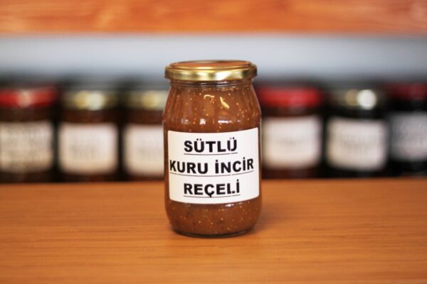Kavanozda Sütlü Kuru İncir Reçeli